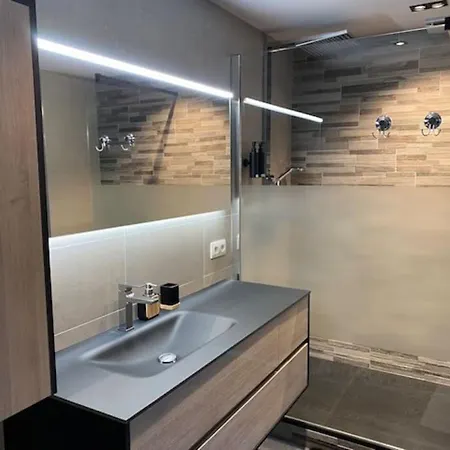 Au 63, Loft Luxueux Avec Salle Detente, Bureau & Jacuzzi *